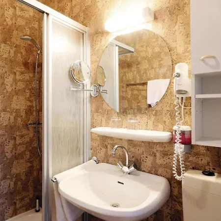 Awesome In With 2 Bedrooms And Wifi Apartamento *