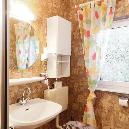 Apartamento Awesome In With 2 Bedrooms And Wifi